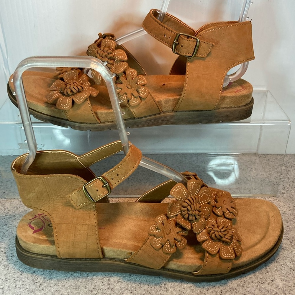 Size 10 Comfortiva pillow top memory foam tan suede floral sandals.‎  Fc 2